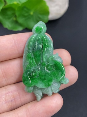 F42967037 翡翠白菜挂件 货品总重量约23克
