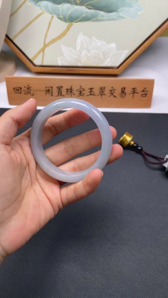 F33827428 Jadeite Round Bangle 57.2 Loop Size Total Weight Approx. 57.9g