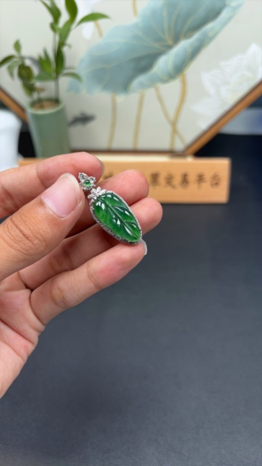 F33849922 Jadeite Inlaid Leaf Pendant 18k Set with Diamonds Total Weight Approx. 4.12g