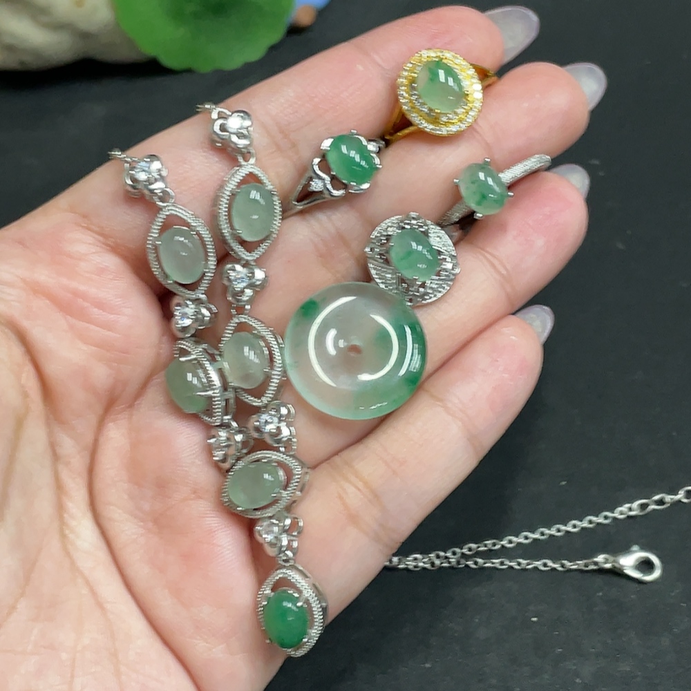 H33881367 African Emerald (Dulong Jade)