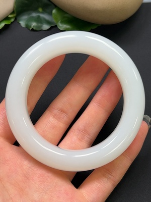 H45454667 和田玉正圈手镯 圈口55mm 总重约93.1g