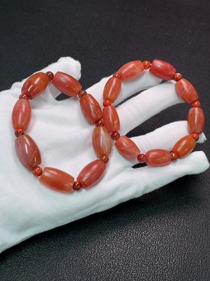 C35091871 Red Agate Bracelet with Visible Organic Matter, Total Weight Approximately 81.46g, Sell as a Lot