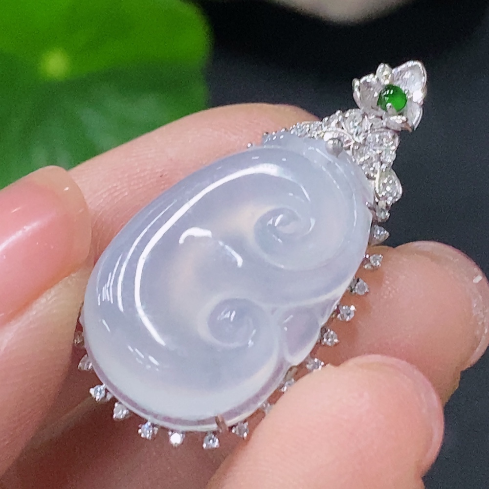 F35139509 Jadeite Ruyi Pendant with 18K Gold and Diamond Accents, Total Weight Approximately 4g