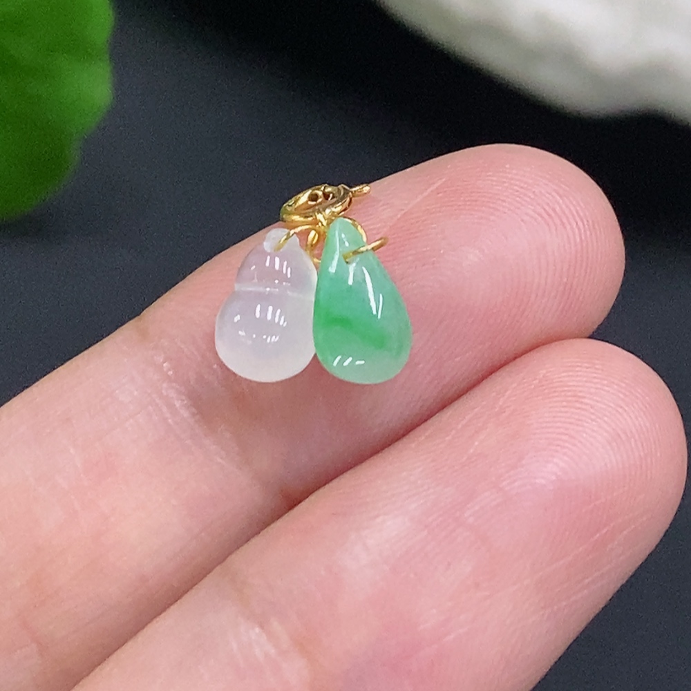 F31621451 Jadeite Pendant with 18K Gold Clasp, Total Weight Approx. 0.5g