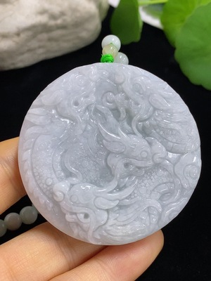 F46517502 翡翠龙牌挂件 货品总重约104.49克（含链重）黄色/绿色珠非A （（珠子仅淡绿色是翡翠）