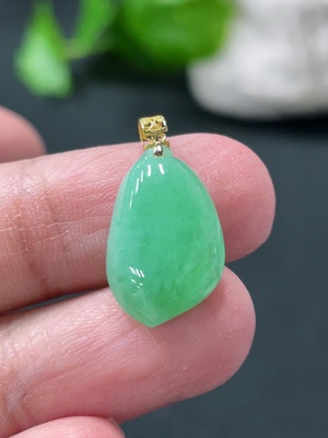 F33935235 Jadeite Peach Pendant with 18K Gold Clasp, Total Weight Approx. 1.68g