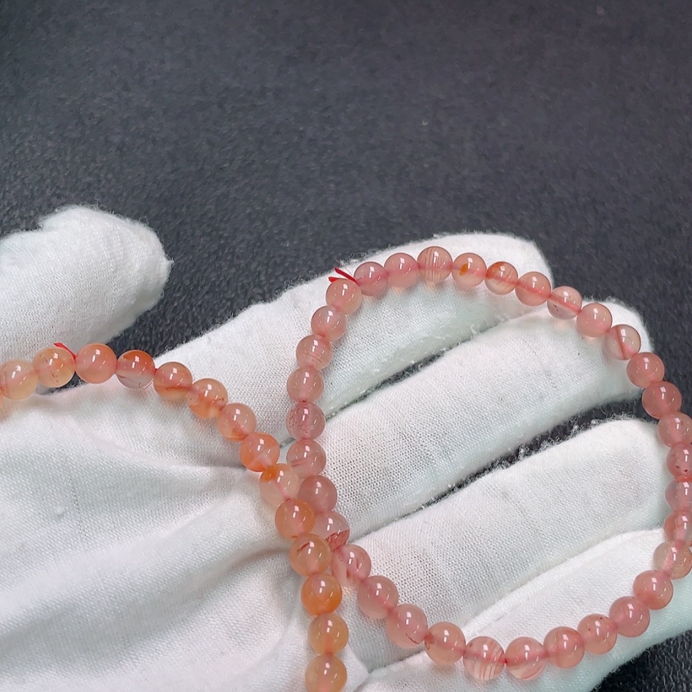 C32816580 The southern red agate bracelet contains visible organic matter, with a total weight of approximately 17 grams, sold as a lot.