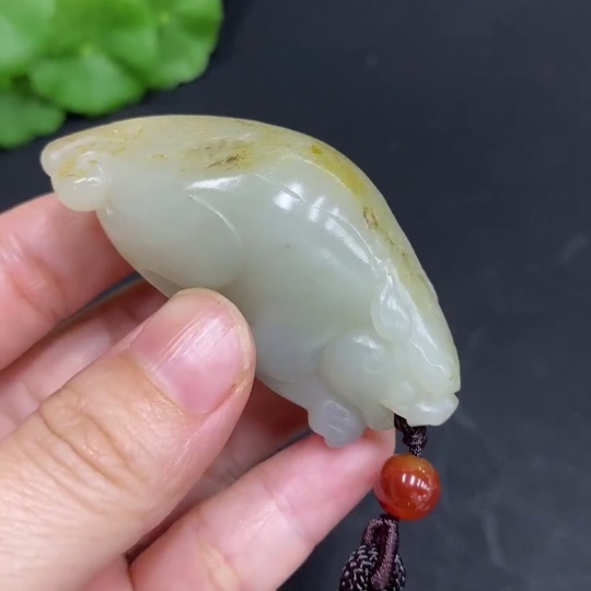 H32758935 Hetian Jade Handheld Carving Auspicious Beast