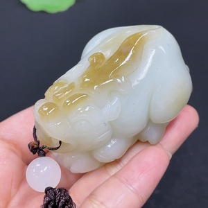 H43125382 和田玉手把件   瑞兽    货品总重约（含绳）105.3g   配珠非和田玉