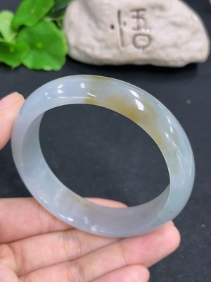 F44334114 翡翠正圈手镯 货品总重约60g  含其他矿物成分 圈口57.8