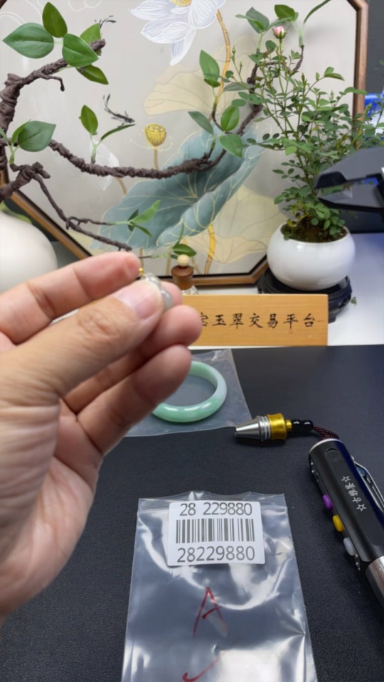 F28229880 Jadeite Gourd Pendant with 18k Gold Clasp, Total Weight Approx. 1.06g