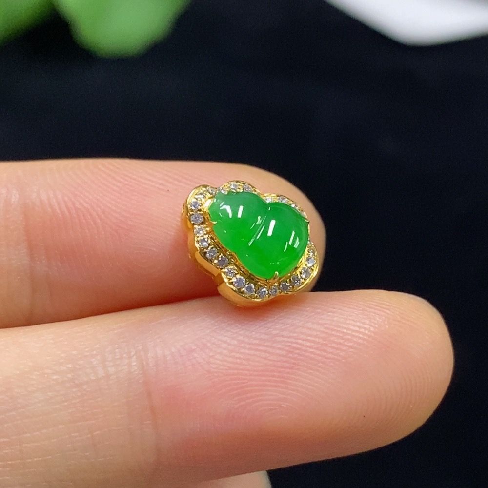 F33928928 Jadeite Gourd Inlaid Pendant, 75% Gold Content, Set with Diamonds, Total Weight Approx. 1.13g