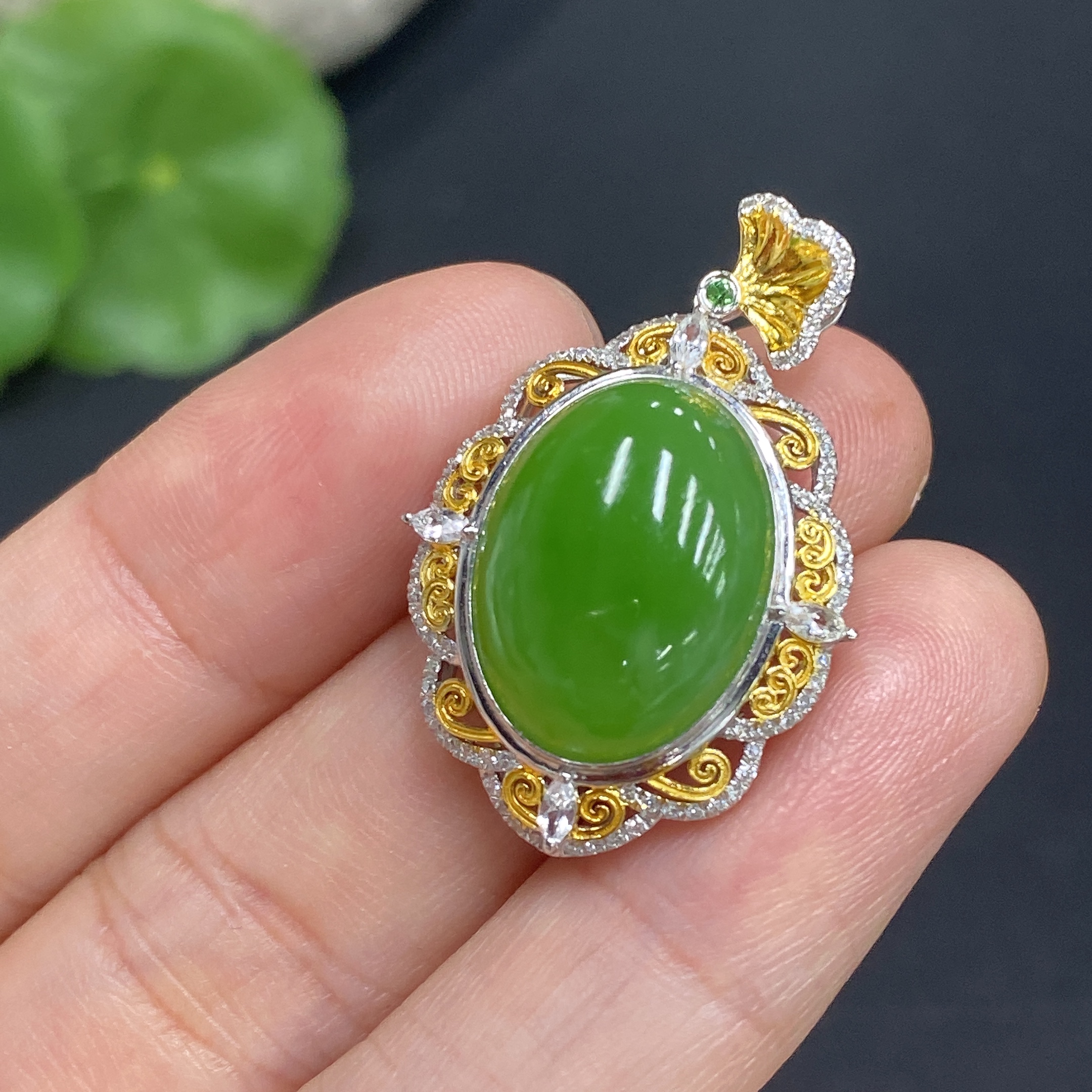 H34985653 Hetian Jade Jasper Cabochon Pendant in 18K Gold, Total Weight Approx. 3.9g, Accented with Colorless Round Diamonds