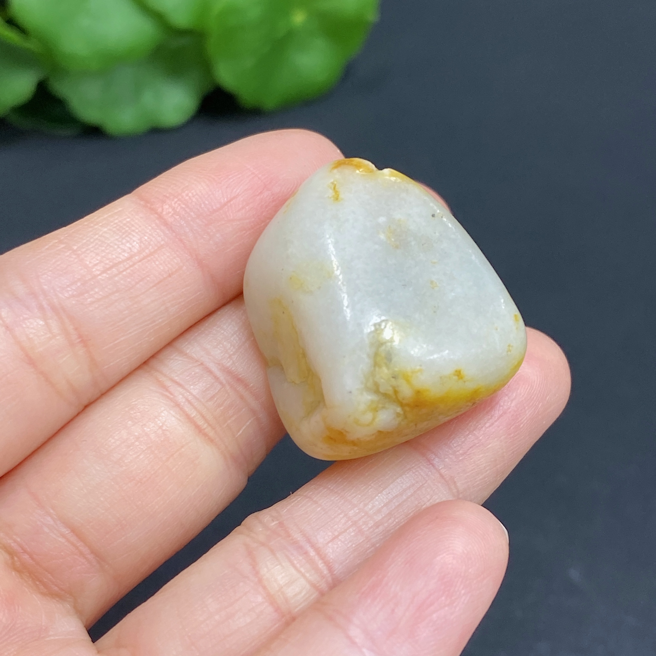H29329326 Hetian Jade Total weight approx. 18.6g Undetermined skin color origin