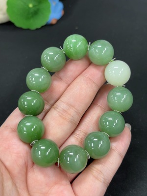 H43141333 和田玉碧玉手串 卡15.8mm左右 货品总重约77.3g