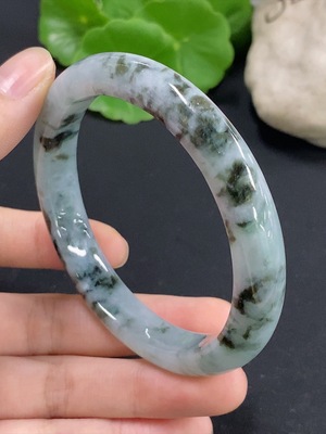 F47629514 翡翠正圈手镯 圈口58 含其他矿物成分 含少量有色抛光粉  货品总重约46.9g