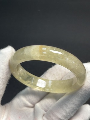 C41929122 水晶正圈手镯  55.2圈口  货品总重约45.81克  可见有机物