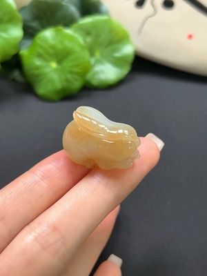 H41917153 和田玉兔子挂件 总重约11.2g