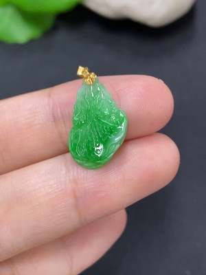 F46526230 翡翠白菜挂件 18k金扣头 货品总重量约0.8克