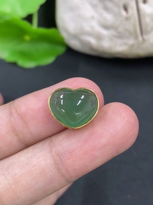 F46596020 翡翠心形镶嵌吊坠  18k金镶 货品总重约1.66g 卡的整体尺寸