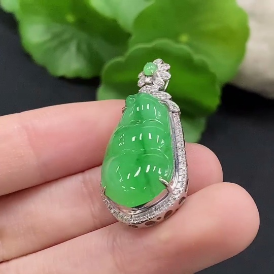 F35132141 Jadeite auspicious bean pendant with 18K gold and diamond accents, total weight approximately 5.38g