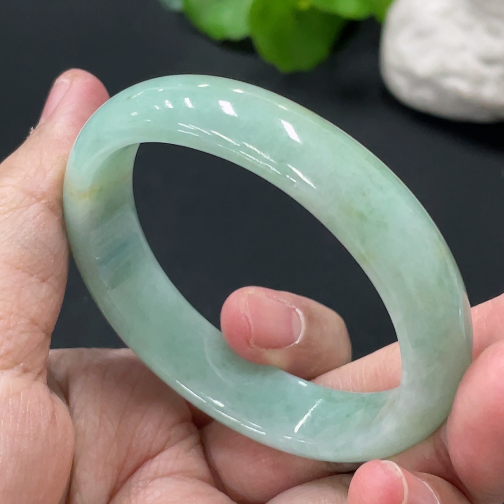 F32821359 Jadeite Concubine Bracelet 38.39g 52.3/44.3 Size