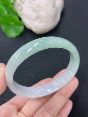 F46566428 翡翠贵妃手镯 圈口53.4/49.3mm 货品总约重33.15g