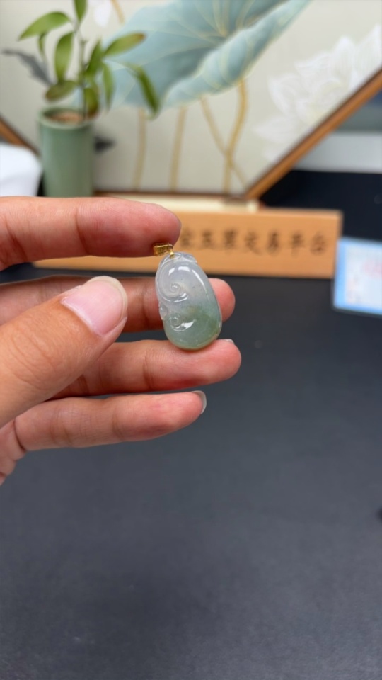 F34025047 Jadeite Pendant Ruyi with 18K Bezel Total Weight Approx. 4.18g