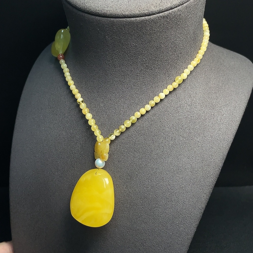 C34952542 Amber Beeswax Pendant with Pearl + Southern Red Agate, Carved Piece Coated with Colorless Film, Non-Gold, Total Weight Approx. 19.35g, Including Chain