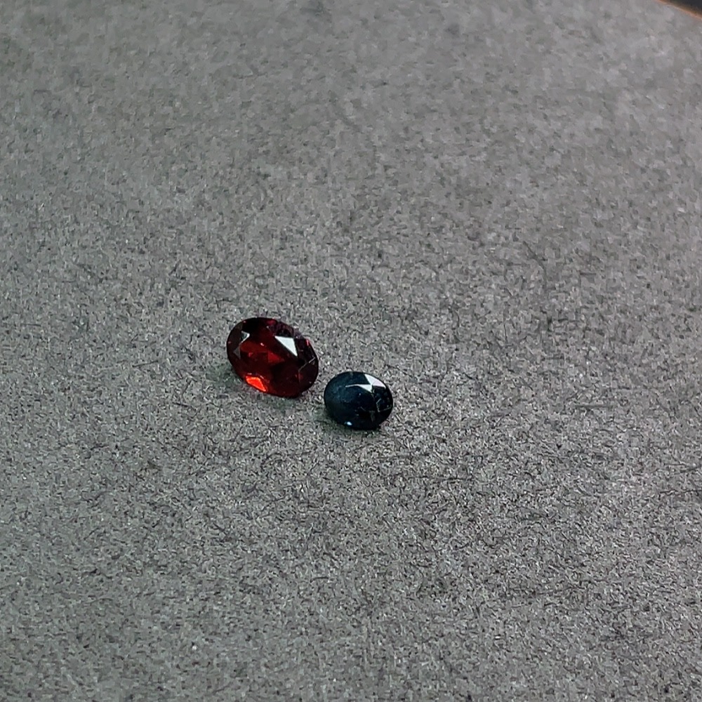 C33890526 Sapphire + Garnet Loose Stones Total Weight Approx. 1.45ct Sell as a Lot