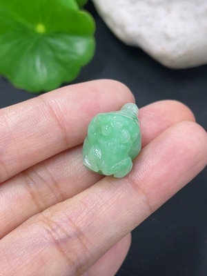F41935068 翡翠挂件莲蓬 货品总约重4.28g
