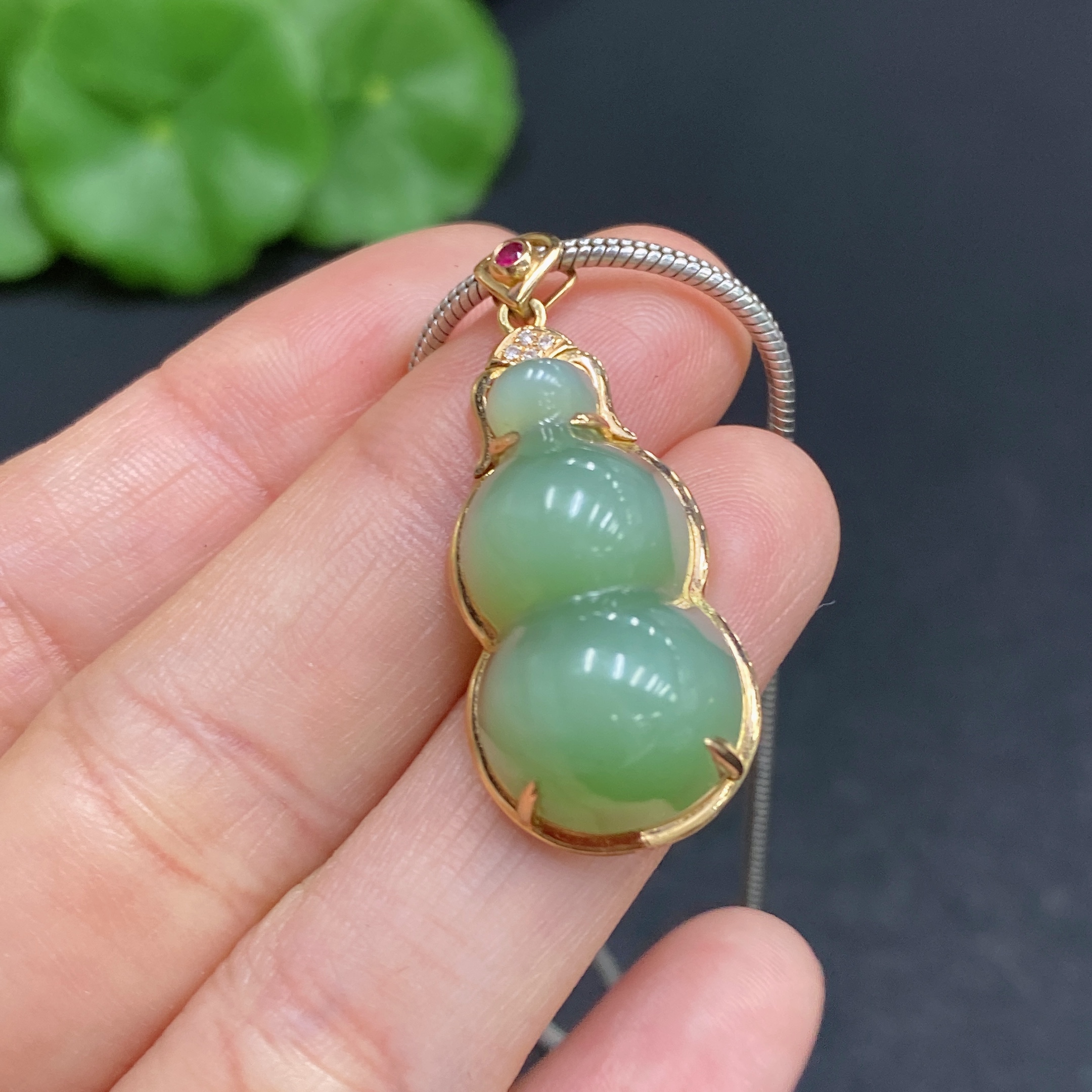 H32812809 Hetian Jade Inlaid Gourd with 18K Gold and Non-Gold Chain (Total Weight Approx. 11.3g, Chain Non-Removable)