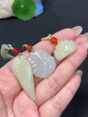 H43218237 和田玉挂件  货品总重约【含绳】26.5g
