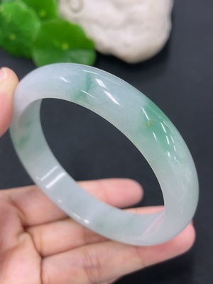 F46551995 翡翠正圈手镯 圈口56mm 货品总约重47.66g