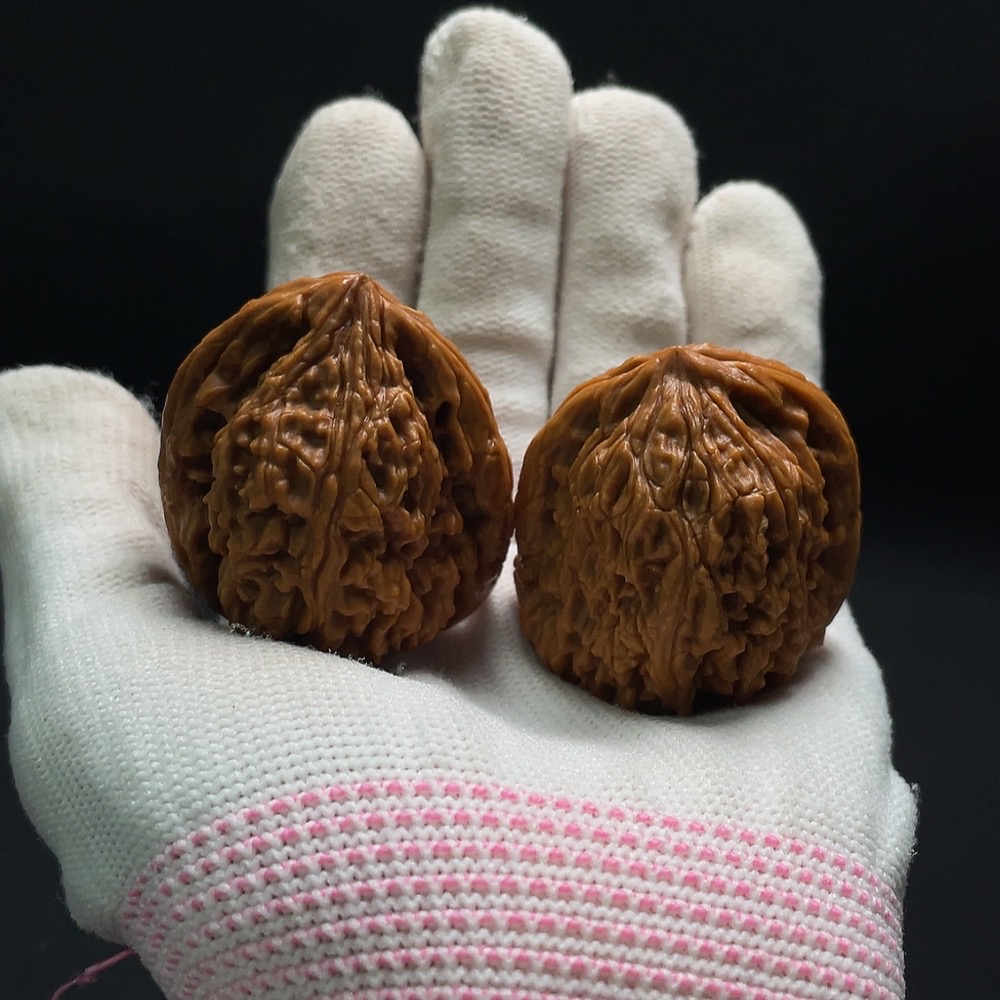 W34987339 Walnut Total weight about 42.02g Size about 39mm