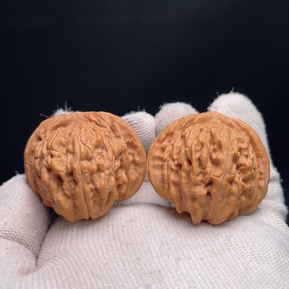 W26987076 Four Towers Walnut, total weight about 30.2g, size approx. 38.3mm