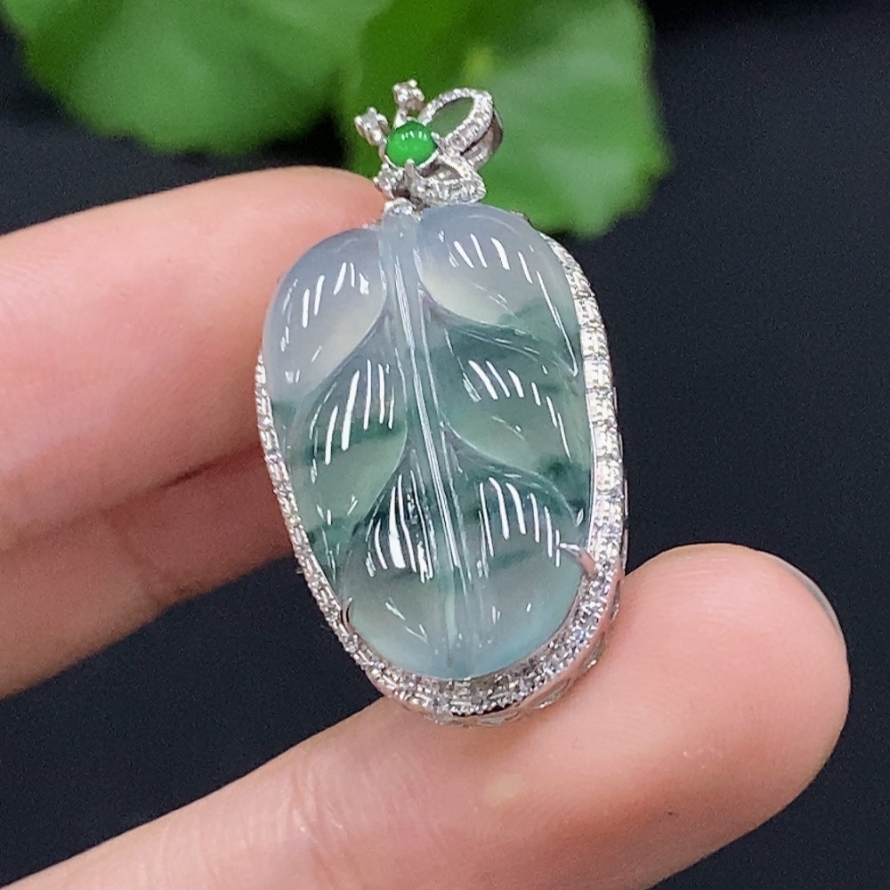 F32753791 Jadeite leaf inlaid pendant 18K gold, total weight approx. 3.94g