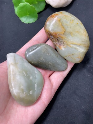 H42957548 Hetian Jade, undetermined skin color origin, total weight approximately 245.4g