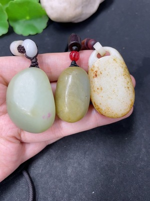 H46574107 和田玉挂件   皮色成因未定  货品总重约（含绳）79.5g