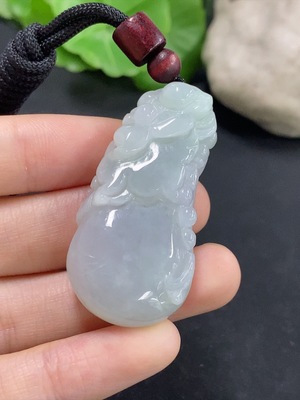 F46600927 翡翠挂件         货品总重约24.7g