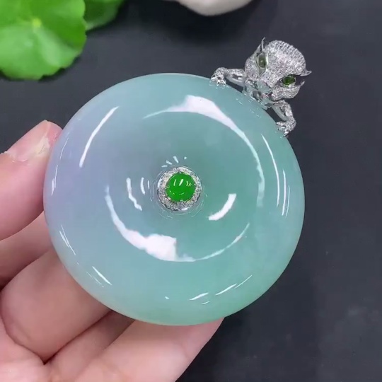 F23599394 Jadeite Peace Knot with 18K Gold, Total Weight Approx. 89.8g