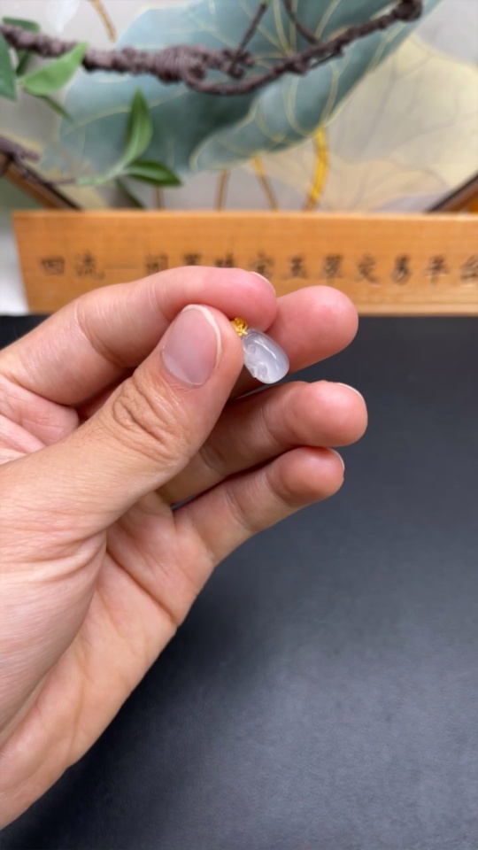 F34953688 Jadeite Ruyi Pendant with 18k Gold Clasp, Total Weight Approx. 0.77g