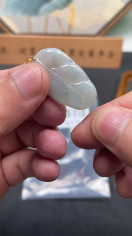 F16744768 Jadeite Leaf Pendant (18k Gold Clasp)