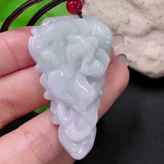 F34959219 jadeite pendant, total weight including string approx. 25.7g (with non-A beads)