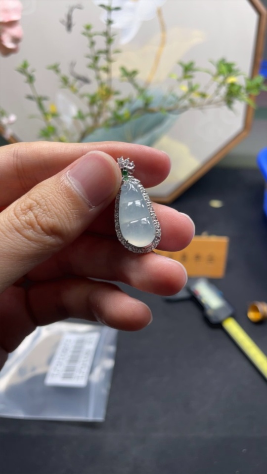 F32801621 Jadeite Lucky Bean Pendant in 18K Gold, Total Weight Approx. 4.5g (Non-Diamond)