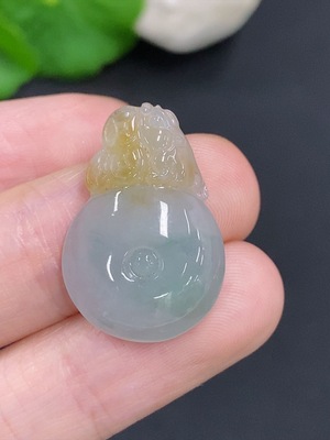 F46555055 翡翠三脚金蟾挂件 货品总重量约3.3克