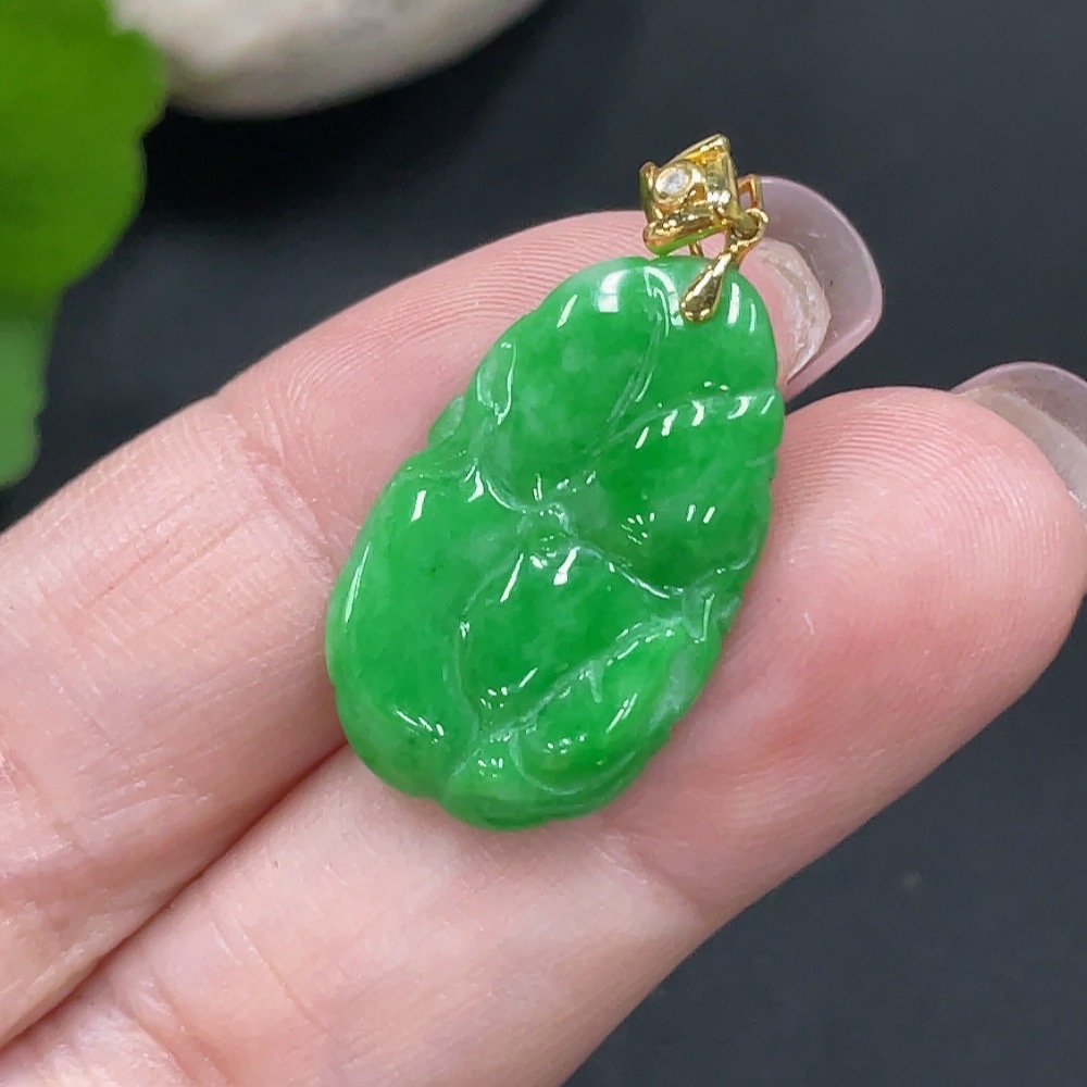 F20305246 Jadeite Lotus Leaf Pendant with 18K Gold Clasp, Total Weight 2.254g