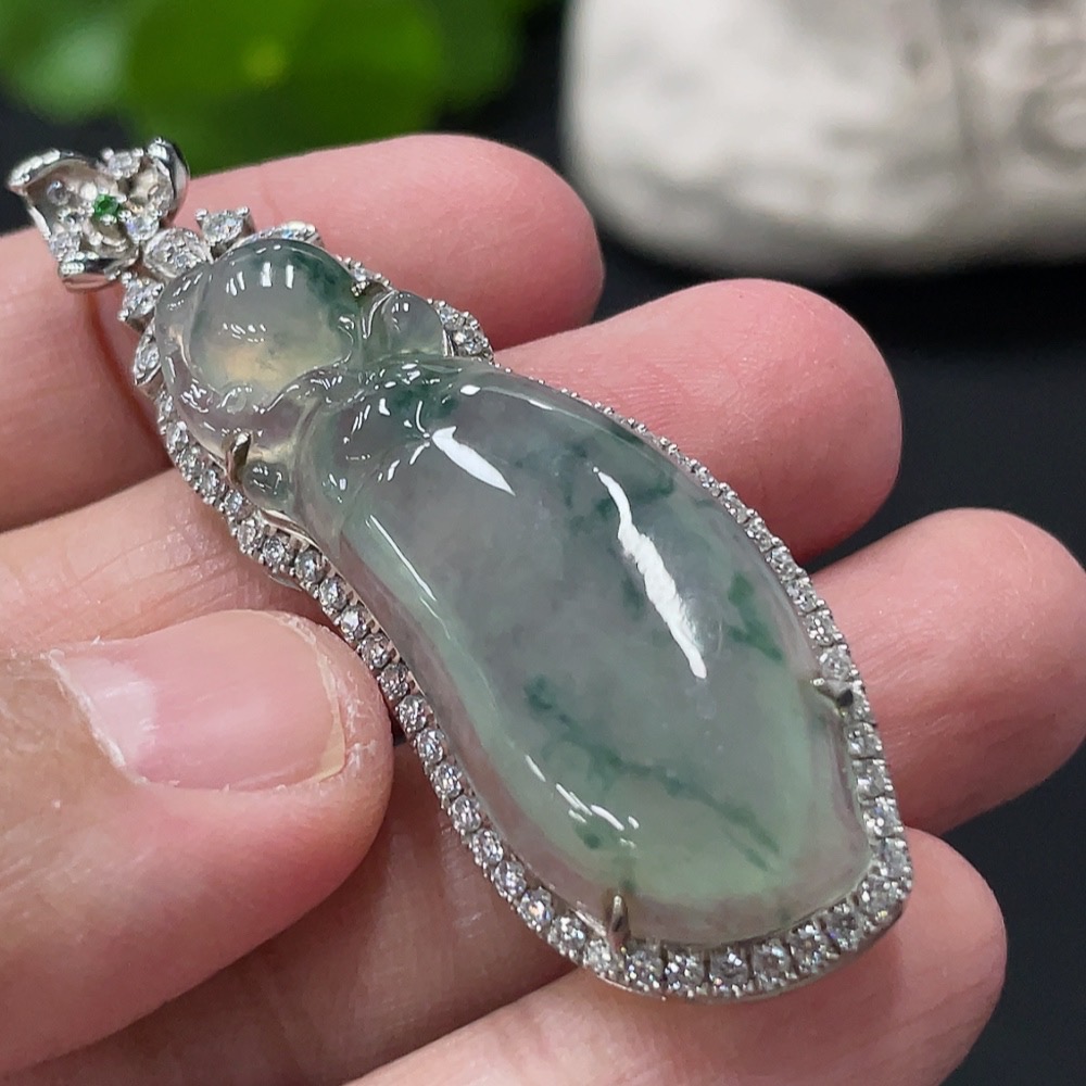 F31670306 Jadeite Auspicious Gourd Pendant with 18k Gold Setting, Non-Diamond, Total Weight Approx. 9.2g