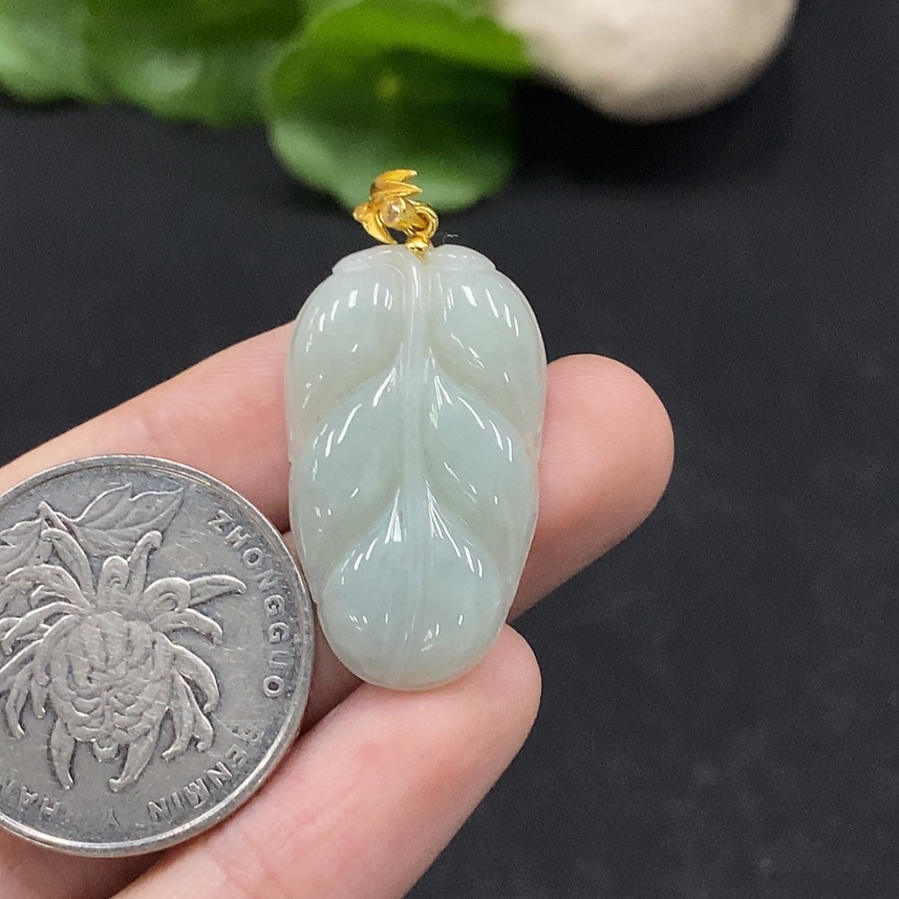 F34029704 Jadeite Leaf Pendant Non-Gold Inlaid Total Weight Approximately 3.45g
