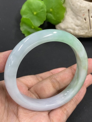 F46495610 翡翠正圈手镯 货品总重量约56.5克 圈口57.3